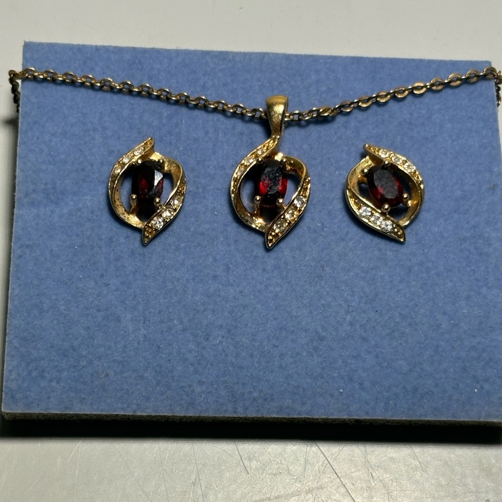 Elegant Garnet and Gold Jewelry Set